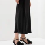 Sandale negre, cu accesoriu floare, si margele